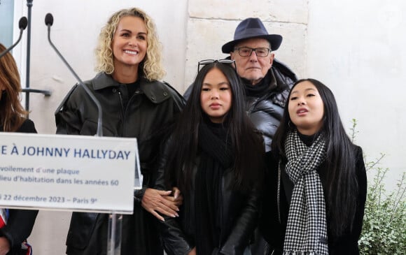 Laeticia Hallyday, ses filles Joy et Jade, Jean-Claude Camus lors de l'inauguration d'une plaque commémorative en hommage à Johnny Hallyday devant l'immeuble où le chanteur français a grandi dans le 9ème arrondissement de Paris, France, le 22 décembre 2023 © Dominique Jacovides/Bestimage