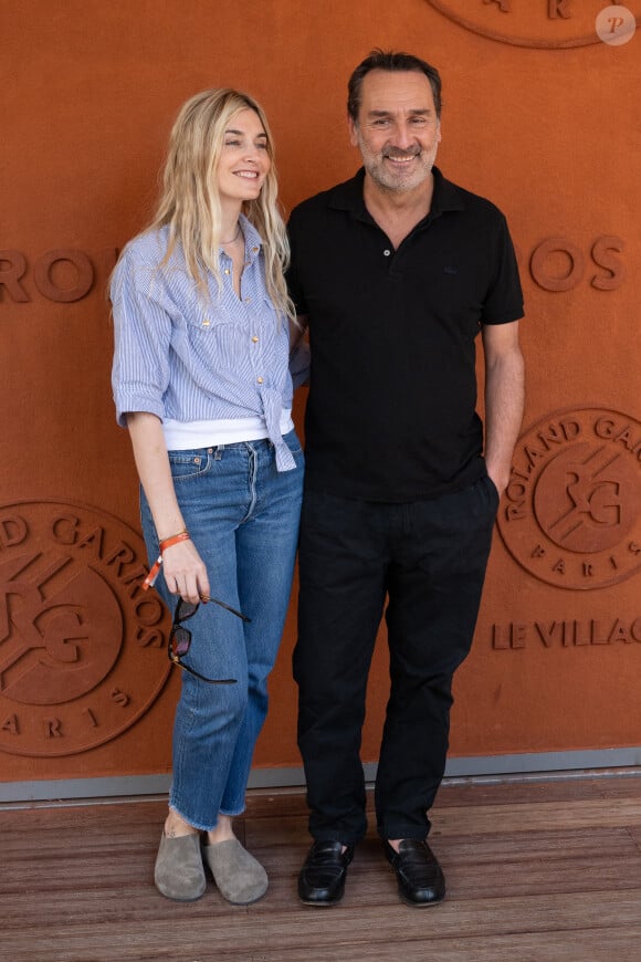 Tel semble être celui qu'il vit avec la belle Alizée Guinochet depuis 2015.Alizee Guinochet et Gilles Lellouche assistent à la finale hommes de Roland Garros à Roland Garros le 9 juin 2024 à Paris, France. Photo par Laurent Zabulon/ABACAPRESS.COM