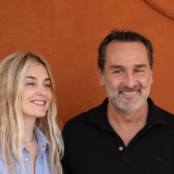 Tel semble être celui qu'il vit avec la belle Alizée Guinochet depuis 2015.Alizee Guinochet et Gilles Lellouche assistent à la finale hommes de Roland Garros à Roland Garros le 9 juin 2024 à Paris, France. Photo par Laurent Zabulon/ABACAPRESS.COM