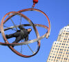 Il figure dans le Guiness Book des records...Le magicien et artiste d'endurance David Blaine est suspendu à une grue sur Times Square le 21 novembre 2006, à New York, lors de son dernier défi. Blaine tentera d'échapper à ses chaînes en se balançant à cinq étages au-dessus de Times Square, à temps pour les soldes de deux jours du magasin Target, qui débutent le 24 novembre 2006. S'il réussit le test, il emmènera 100 enfants méritants faire du shopping pour un montant de 500 USD, sponsorisé par Target et David Blaine, au profit de l'Armée du Salut. Photo par Gerald Holubowicz/ABACAPRESS.COM