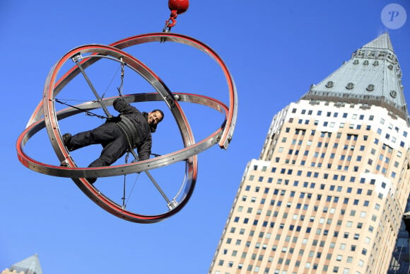 Il figure dans le Guiness Book des records...Le magicien et artiste d'endurance David Blaine est suspendu à une grue sur Times Square le 21 novembre 2006, à New York, lors de son dernier défi. Blaine tentera d'échapper à ses chaînes en se balançant à cinq étages au-dessus de Times Square, à temps pour les soldes de deux jours du magasin Target, qui débutent le 24 novembre 2006. S'il réussit le test, il emmènera 100 enfants méritants faire du shopping pour un montant de 500 USD, sponsorisé par Target et David Blaine, au profit de l'Armée du Salut. Photo par Gerald Holubowicz/ABACAPRESS.COM