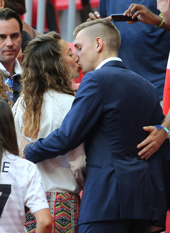 Lucas Digne, sa compagne Tiziri et des membres de sa famille à la fin du match France - Nigéria à Brasilia au Brésil, le 30 juin 2014, lors de la coupe du monde de la FIFA 2014. 