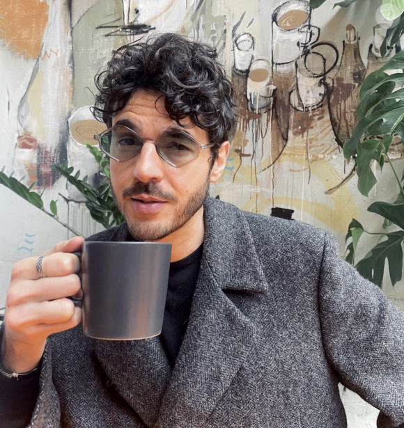 Zouheir Zerhouni prend la pose une tasse à la main.