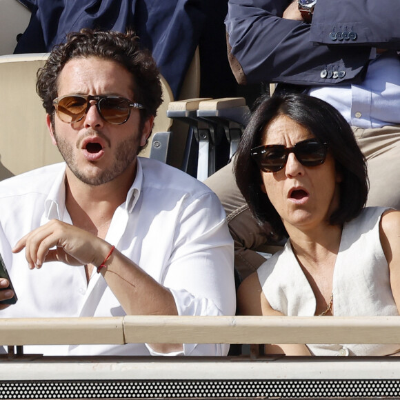 Et au casting d'un programme autant décrié qu'attendu 
Florence Foresti et son compagnon Alexandre Kominek - People dans les tribunes lors des Internationaux de France de Tennis de Roland Garros à Paris