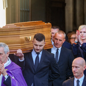 Le cercueil de Michel Blanc est applaudi à la sortie de l'Eglise - Sortie des Obsèques de Michel Blanc en l'église Saint-Eustache à Paris, le 10 octobre 2024. © Moreau / Jacovides / Bestimage 