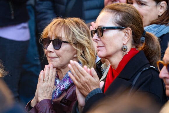 Marie-Anne Chazel et Carole Bouquet - Sortie des Obsèques de Michel Blanc en l'église Saint-Eustache à Paris, le 10 octobre 2024. © Moreau / Jacovides / Bestimage 