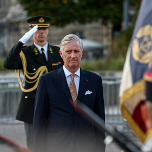 Le roi Philippe de Belgique et la reine Mathilde assistent à une cérémonie militaire lors de leur visite à Lille le 16 octobre 2024. © Frédéric Andrieu / Bestimage 