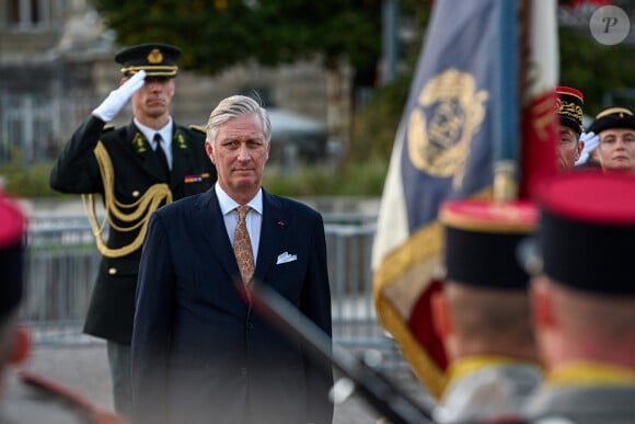 Le roi Philippe de Belgique et la reine Mathilde assistent à une cérémonie militaire lors de leur visite à Lille le 16 octobre 2024. © Frédéric Andrieu / Bestimage 