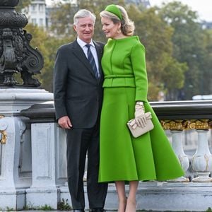 Le roi Philippe de Belgique et la reine Mathilde lors d'un rendez-vous photographique sur le pont Alexandre III à Paris le 15 octobre 2024. © Frédéric Andrieu / Bestimage 