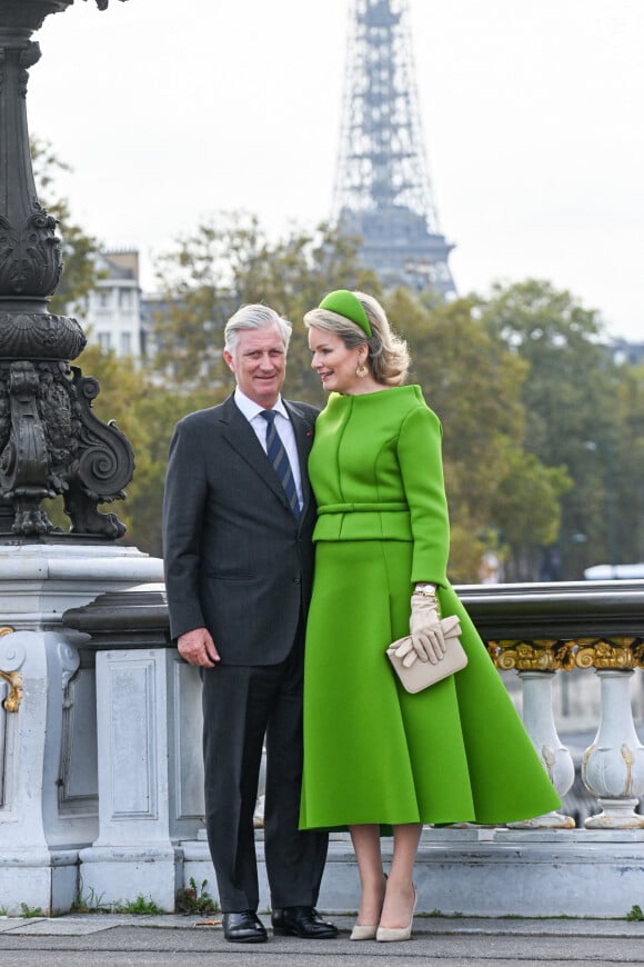 Le roi Philippe de Belgique et la reine Mathilde lors d'un rendez-vous photographique sur le pont Alexandre III à Paris le 15 octobre 2024. © Frédéric Andrieu / Bestimage 