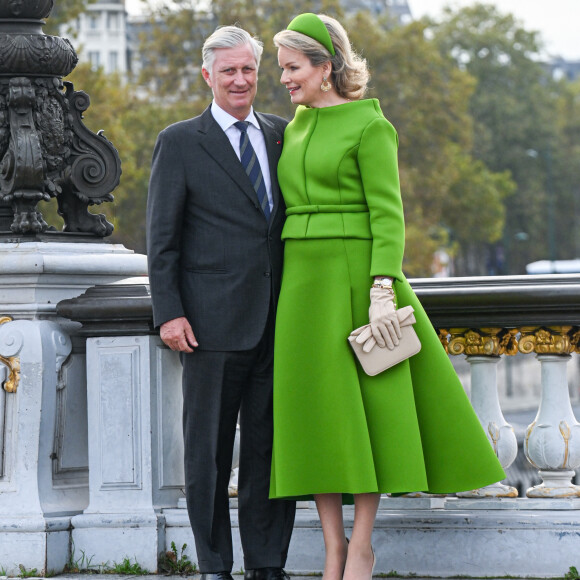 Le roi Philippe de Belgique et la reine Mathilde lors d'un rendez-vous photographique sur le pont Alexandre III à Paris le 15 octobre 2024. © Frédéric Andrieu / Bestimage 