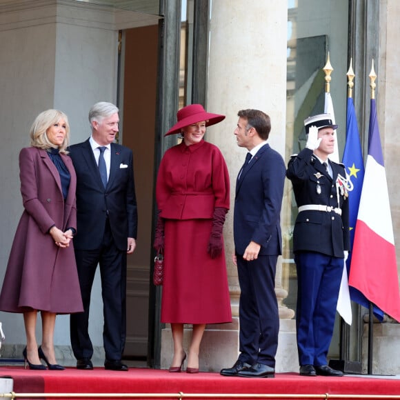 Le président de la République Emmanuel Macron et la première dame Brigitte Macron accueillent le roi Philippe et la reine Mathilde de Belgique à l'Elysée, le 14 octobre 2024, à l'occasion de leur visite officielle en France, du 14 au 16 octobre 2024. © Dominique Jacovides / Bestimage 