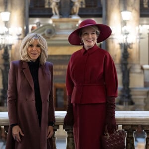 La première dame française Brigitte Macron et la reine Mathilde de Belgique lors d'une visite du Palais Garnier Opéra de Paris, France, le 14 octobre 2024, le premier jour de la visite officielle du couple royal belge en France. © Raphael Lafargue/Pool/Bestimage 