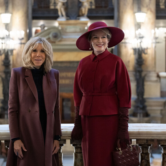 La première dame française Brigitte Macron et la reine Mathilde de Belgique lors d'une visite du Palais Garnier Opéra de Paris, France, le 14 octobre 2024, le premier jour de la visite officielle du couple royal belge en France. © Raphael Lafargue/Pool/Bestimage 