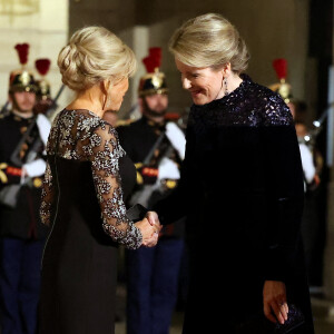 Brigitte Macron et la reine Mathilde de Belgique arrivant au dîner d'état au palais de l'Elysée à Paris en l'honneur de la visite du roi et de la reine de Belgique en France le 14 octobre 2024. © Dominique Jacovides / Bestimage 