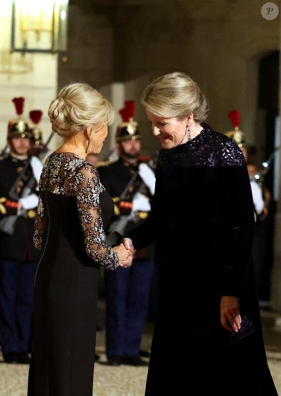 Brigitte Macron et la reine Mathilde de Belgique arrivant au dîner d'état au palais de l'Elysée à Paris en l'honneur de la visite du roi et de la reine de Belgique en France le 14 octobre 2024. © Dominique Jacovides / Bestimage 