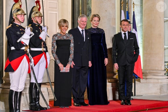 Arrivé le 14 octobre à la Gare du Nord, Philippe de Belgique, le roi des Belges Philippe et son épouse Mathilde ont entamé une visite d'Etat de trois jours en France.
Le président Emmanuel Macron, Brigitte Macron, Le roi Philippe de Belgique, La reine Mathilde de Belgique lors du dîner d'état au palais de l'Elysée à Paris en l'honneur du couple royal de Belgique, en visite d'état à Paris le 14 octobre 2024. © Frédéric Andrieu / Bestimage 