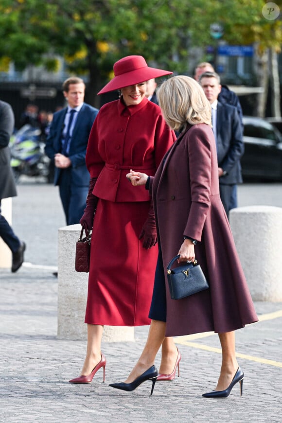 La reine Mathilde de Belgique, Brigitte Macron lors d'une cérémonie à l'Arc de Triomphe à Paris le 14 octobre 2024. © Frédéric Andrieu / Bestimage 