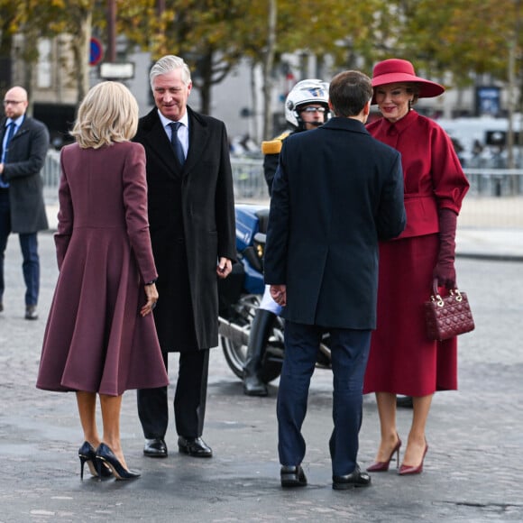 Le roi Philippe de Belgique, la reine Mathilde, Le président Emmanuel Macron, Brigitte Macron lors d'une cérémonie à l'Arc de Triomphe à Paris le 14 octobre 2024. © Frédéric Andrieu / Bestimage 