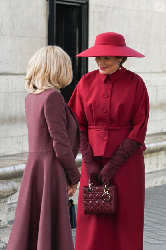 La reine Mathilde de Belgique, Brigitte Macron lors d'une cérémonie à l'Arc de Triomphe à Paris le 14 octobre 2024. © Frédéric Andrieu / Bestimage 