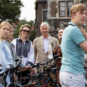 Le Roi Philippe de Belgique, la Reine Mathilde de Belgique et trois de leurs enfants, dont la Princesse Elisabeth, la Princesse Eléonore et le Prince Emmanuel de Belgique visitent la ville de Gand à vélo, lors de la journée sans voiture. Belgique, Gand, le 19 septembre 2021. 