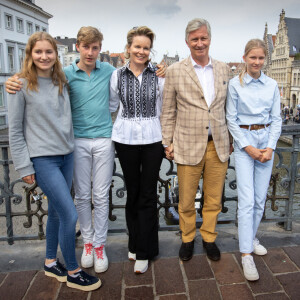 Le Roi Philippe de Belgique, la Reine Mathilde de Belgique et trois de leurs enfants, dont la Princesse Elisabeth, la Princesse Eléonore et le Prince Emmanuel de Belgique visitent la ville de Gand à vélo, lors de la journée sans voiture. Belgique, Gand, le 19 septembre 2021. 