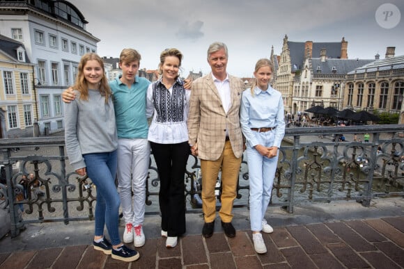 Le Roi Philippe de Belgique, la Reine Mathilde de Belgique et trois de leurs enfants, dont la Princesse Elisabeth, la Princesse Eléonore et le Prince Emmanuel de Belgique visitent la ville de Gand à vélo, lors de la journée sans voiture. Belgique, Gand, le 19 septembre 2021. 