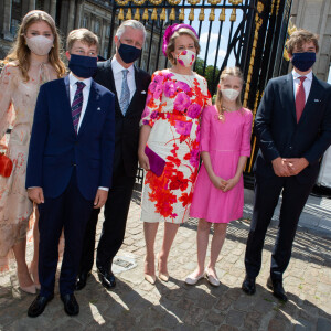 Chaque été, le roi Philippe se plait à faire de la voile avec ses quatre enfants, tandis que son épouse férue de lecture, aime s'isoler sur la plage pour se plonger dans les livres...
Le Roi Philippe de Belgique, la Reine Mathilde de Belgique et leurs enfants, le Prince Gabriel, la Princesse Eléonore, le Prince Emmanuel et la Princesse Elisabeth assistent aux célébrations de la fête nationale belge sans défilé militaire avec un hommage aux " héros " de la crise du Covid-19 et le 75e anniversaire de la fin de la Seconde Guerre mondiale. Belgique, Bruxelles, 21 juillet 2020.