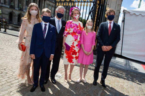 Chaque été, le roi Philippe se plait à faire de la voile avec ses quatre enfants, tandis que son épouse férue de lecture, aime s'isoler sur la plage pour se plonger dans les livres...
Le Roi Philippe de Belgique, la Reine Mathilde de Belgique et leurs enfants, le Prince Gabriel, la Princesse Eléonore, le Prince Emmanuel et la Princesse Elisabeth assistent aux célébrations de la fête nationale belge sans défilé militaire avec un hommage aux " héros " de la crise du Covid-19 et le 75e anniversaire de la fin de la Seconde Guerre mondiale. Belgique, Bruxelles, 21 juillet 2020.