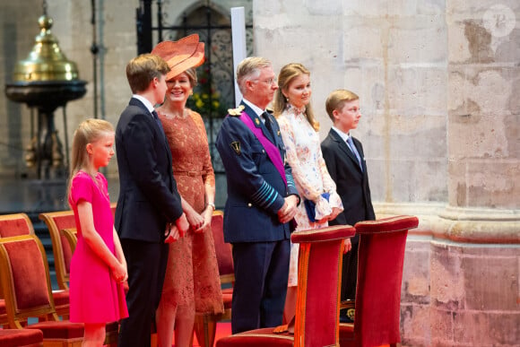 Selon l'hebdomadaire, le souverrain et son épouse possèdent, depuis une vingtaine d'années, une somptueuse propriété sur l'île d'Yeu, nichée "au large de la Vendée".
Le Roi Philippe de Belgique, la Reine Mathilde de Belgique et leurs 4 enfants, la princesse Eléonore, le prince Gabriel, la princesse Elisabeth et le prince Emmanuel de Belgique assistent à la cérémonie du " Te Deum " à la cathédrale des Saints Michel et Gudule à Bruxelles, à l'occasion de la fête Nationale belge. Belgique, Bruxelles, 21 juillet 2019. 