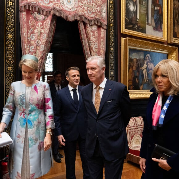 La première dame française Brigitte Macron, le président français Emmanuel Macron, le roi Philippe - Filip de Belgique et la reine Mathilde de Belgique au château de Chantilly, au troisième jour de la visite officielle du couple royal belge en France, le lundi 14 octobre 2024.