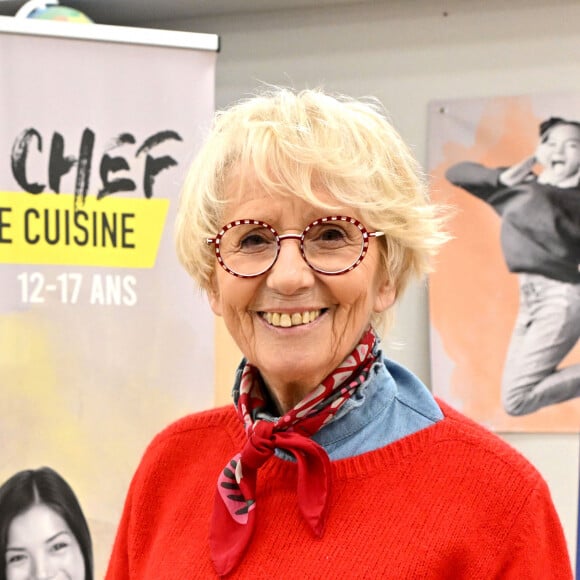 Exclusif - Mercotte, la jurée de l'émission "Le Meilleur Pâtissier" sur M6, est venue à Nice, le 26 avril 2024, pour rencontrer les adolescents du stage culinaire " Nice Chef " et superviser leurs réalisations, des biscuits de Savoie façon Mercotte. Les jeunes apprentis pâtissiers, inscrits pour une semaine au stage " Nice Chef " de la Ville de Nice pendant leur vacances scolaires, ont reçu pour leur dernière journée d'apprentissage culinaire des invités de marque tels que Mercotte et Loïc Ballet, chroniqueur culinaire, auteur du livre "Une année pour mieux manger". La recette traditionnelle, revisitée et proposée par Mercotte, est simple, rapide et accessible aux plus jeunes. Cet atelier a été l'occasion pour les stagiaires de recevoir des conseils avisés des professionnels de la pâtisserie et de découvrir les secrets et astuces des grands chefs. Mercotte s'est prêtée au jeux des questions réponses avec les jeunes apprentis pâtissiers avant de retourner en cuisine pour superviser l'habillage des biscuits avec le sucre glace et passer à la dégustation. Le service 100% ados du Service Jeunesse de la ville de Nice, s'articule autour de 5 centres, Bouléga'Zic, Mare'Ventura, Nice'Chef, Terra'Ventura, Stage Découverte. Avec des propositions diversifiées, l'équipe 100% Ados du service jeunesse propose aux jeunes inscrits de découvrir le sport, la nature entre mer et montagne, la cuisine, la musique et les activités scéniques pendant les vacances. © Bruno Bebert / Bestimage 