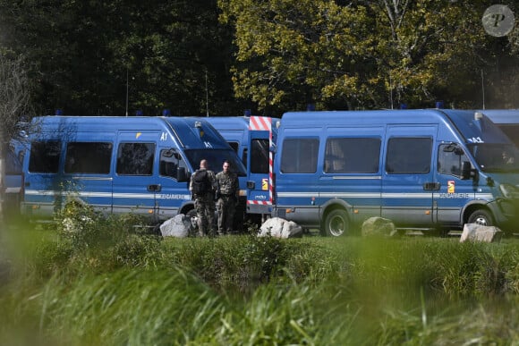 Des gendarmes français participent aux recherches pour retrouver Lina, une jeune fille de 15 ans disparue cinq jours auparavant dans le secteur du village de Saint-Blaise-la-Roche, dans l'est de la France, le 28 septembre 2023.