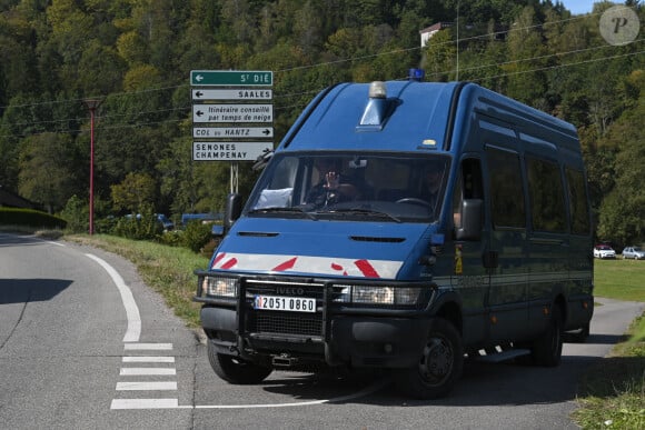 Des gendarmes français participent aux recherches pour retrouver Lina, une jeune fille de 15 ans disparue cinq jours auparavant dans le secteur du village de Saint-Blaise-la-Roche, dans l'est de la France, le 28 septembre 2023.