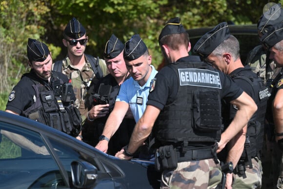 Des gendarmes français participent aux recherches pour retrouver Lina, une jeune fille de 15 ans disparue cinq jours auparavant dans le secteur du village de Saint-Blaise-la-Roche, dans l'est de la France, le 28 septembre 2023.