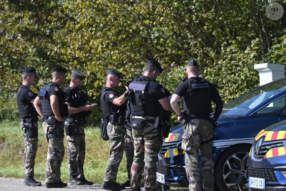 Des gendarmes français participent aux recherches pour retrouver Lina, une jeune fille de 15 ans disparue cinq jours auparavant dans le secteur du village de Saint-Blaise-la-Roche, dans l'est de la France, le 28 septembre 2023.