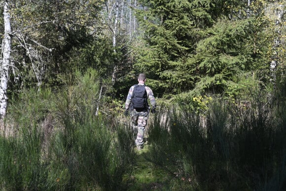 Des gendarmes français participent aux recherches pour retrouver Lina, une jeune fille de 15 ans disparue cinq jours auparavant dans le secteur du village de Saint-Blaise-la-Roche, dans l'est de la France, le 28 septembre 2023.