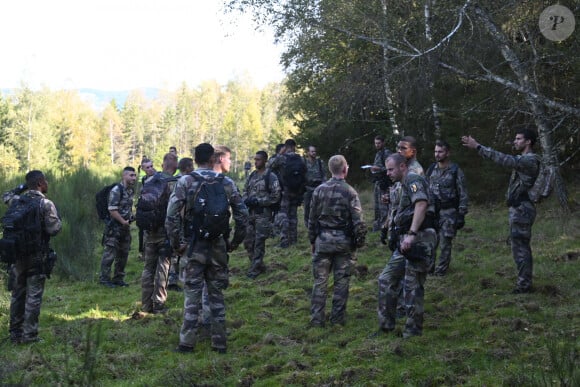 Des gendarmes français participent aux recherches pour retrouver Lina, une jeune fille de 15 ans disparue cinq jours auparavant dans le secteur du village de Saint-Blaise-la-Roche, dans l'est de la France, le 28 septembre 2023.