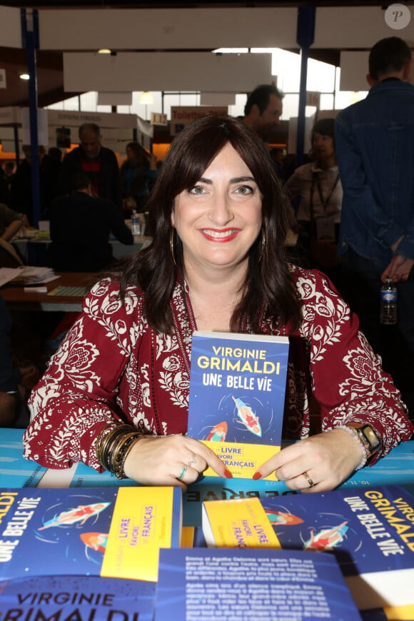 Virginie Grimaldi lors de la 41ème Foire du Livre de Brive dans La Halle Brassens, à Brive-la-Gaillarde, France, le 11 novembre 2023. © Jean-Marc-Lhomer/Bestimage