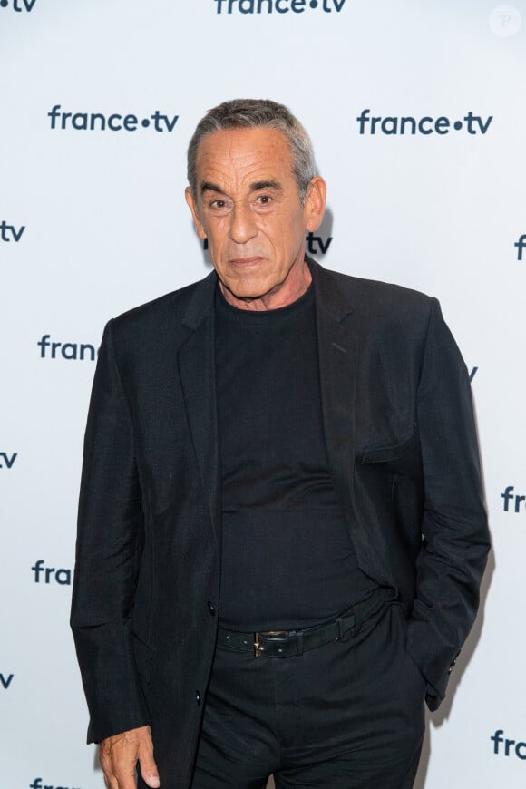 Thierry Ardisson lors du photocall dans le cadre de la conférence de presse de France Télévisions au Pavillon Gabriel à Paris, France, le 24 août 2021. © Pierre Perusseau/Bestimage 