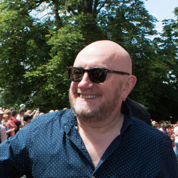 Michel Blanc assiste à la ducasse de Mons ou Doudou accompagné par Elio Di Rupo, Maire ( Bourgmestre ) de la ville de Mons et Président du Parti socialiste belge. Belgique, Mons, 11 juin 2017.