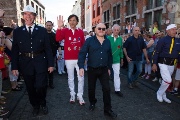 Michel Blanc assiste à la ducasse de Mons ou Doudou accompagné par Elio Di Rupo, Maire ( Bourgmestre ) de la ville de Mons et Président du Parti socialiste belge. Belgique, Mons, 11 juin 2017.