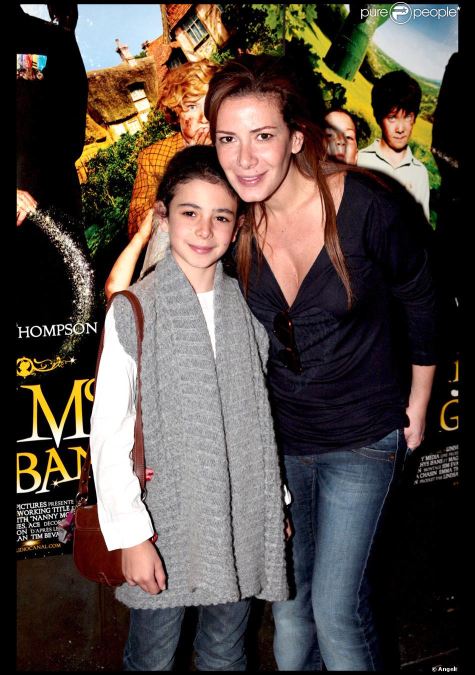 elsa fayer et sa fille lors de l avant premiere de nanny mcphee a paris le 28 mars 2010 purepeople