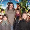 Zoé Félix avec les deux filles de son compagnon et une amie, lors de l'avant-première de Nanny McPhee à Paris le 28 mars 2010