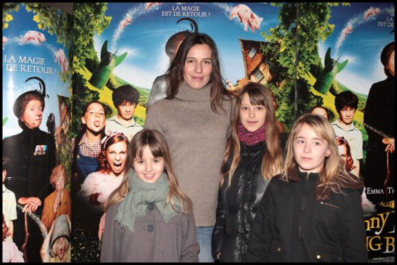 Zoé Félix avec les deux filles de son compagnon et une amie, lors de l'avant-première de Nanny McPhee à Paris le 28 mars 2010