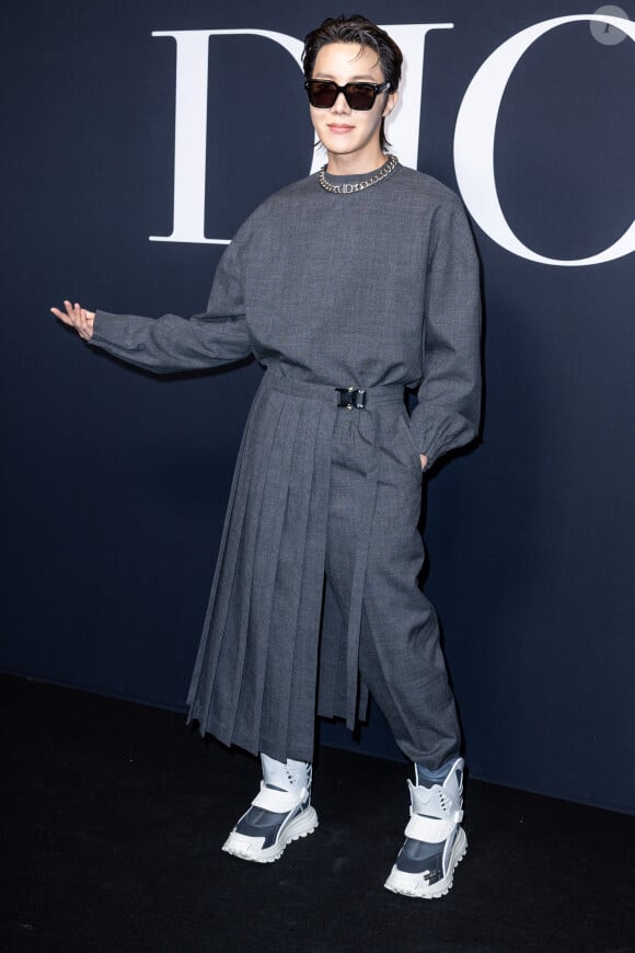 J-Hope (Jung Ho-seok du boys band sud-coréen BTS) - Photocall du défilé Dior lors de la Fashion Week Homme automne-hiver 2023/24 de Paris, France, le 20 janvier 2023. © Olivier Borde/Bestimage 