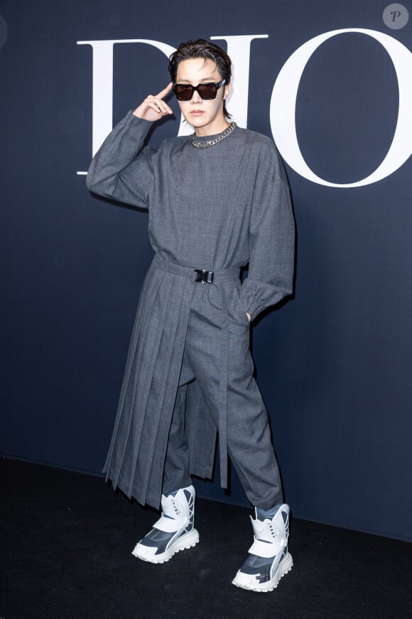 J-Hope (Jung Ho-seok du boys band sud-coréen BTS) - Photocall du défilé Dior lors de la Fashion Week Homme automne-hiver 2023/24 de Paris, France, le 20 janvier 2023. © Olivier Borde/Bestimage 