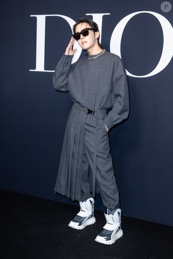 J-Hope (Jung Ho-seok du boys band sud-coréen BTS) - Photocall du défilé Dior lors de la Fashion Week Homme automne-hiver 2023/24 de Paris, France, le 20 janvier 2023. © Olivier Borde/Bestimage 