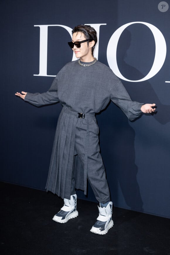 J-Hope (Jung Ho-seok du boys band sud-coréen BTS) - Photocall du défilé Dior lors de la Fashion Week Homme automne-hiver 2023/24 de Paris, France, le 20 janvier 2023. © Olivier Borde/Bestimage 