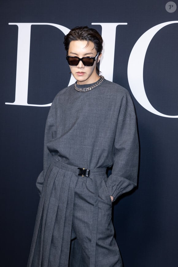 Toutefois, certains admirateurs faisant fi de cette requête ont souhaité l'accueillir chaleureusement dès sa sortie...
J-Hope (Jung Ho-seok du boys band sud-coréen BTS) - Photocall du défilé Dior lors de la Fashion Week Homme automne-hiver 2023/24 de Paris, France, le 20 janvier 2023. © Olivier Borde/Bestimage 